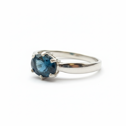 Anello sfondo bianco