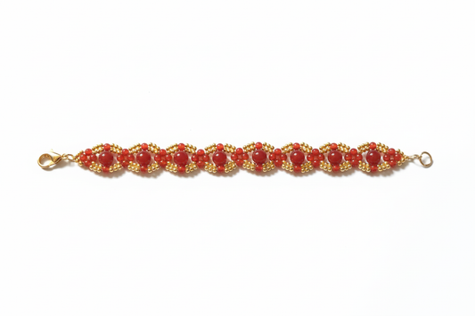 Bracciale corniola steso sfondo bianco