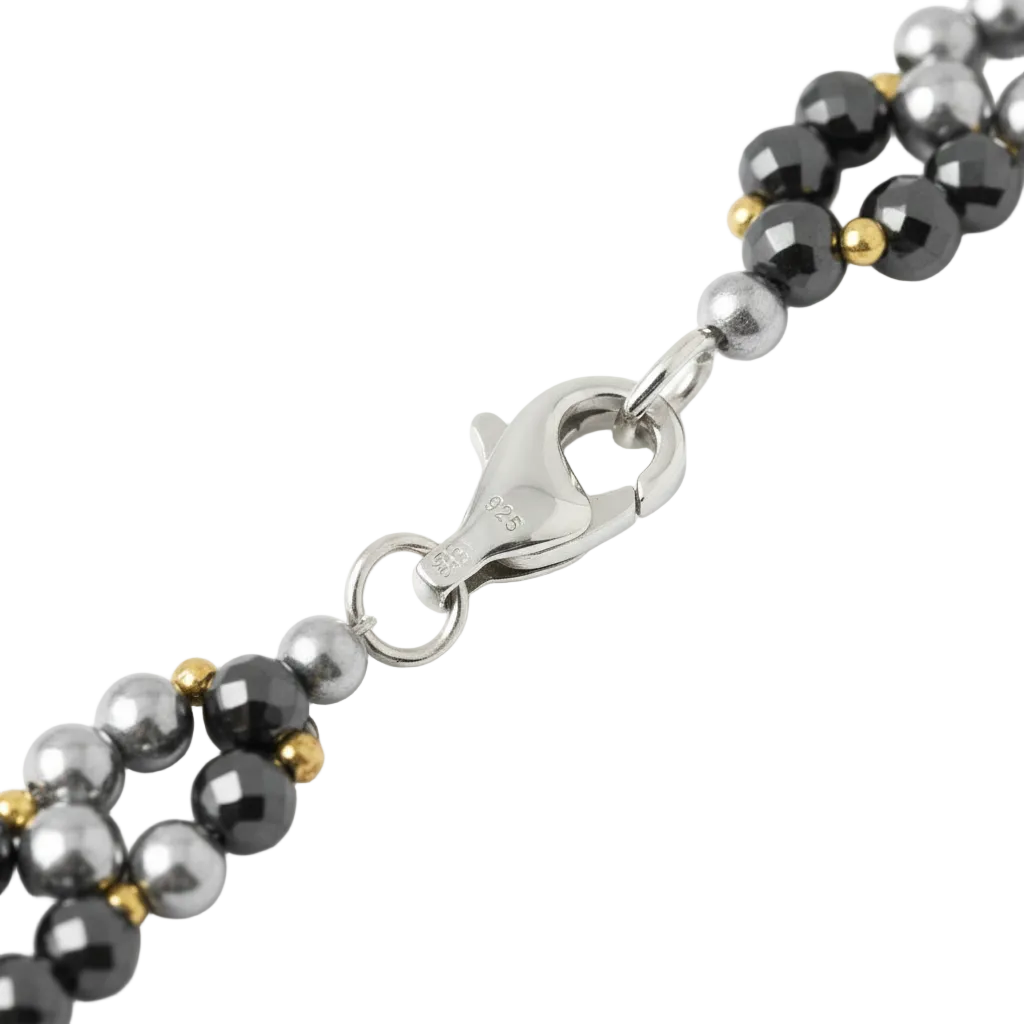 Chiusura collana ematite su sfondo bianco