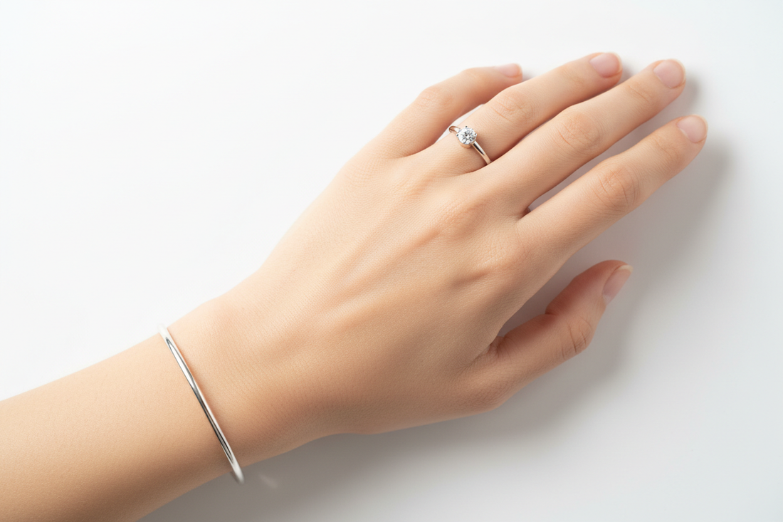Mano con anello e bangle in argento 925 ipoallergenico su pelle sana - Gabriel Milano