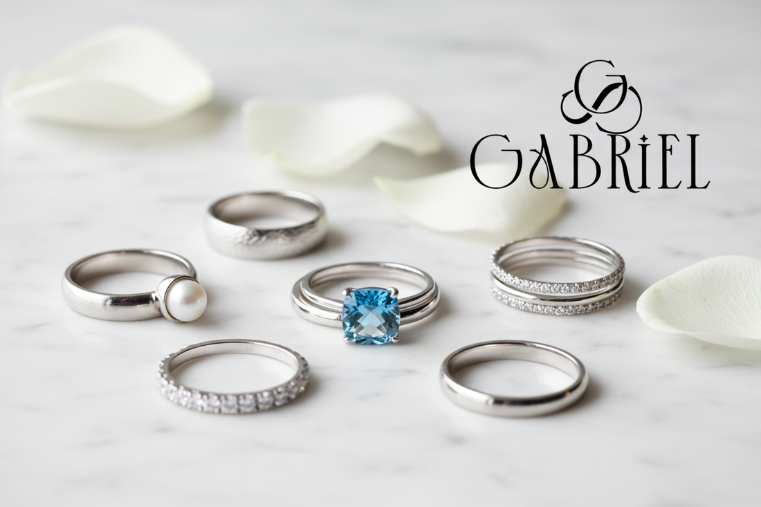 Anelli in argento 925 di diversi stili su marmo bianco - Gabriel Milano