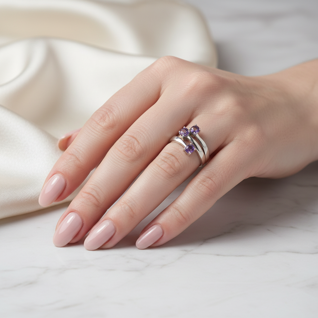 Anello con mano elegante