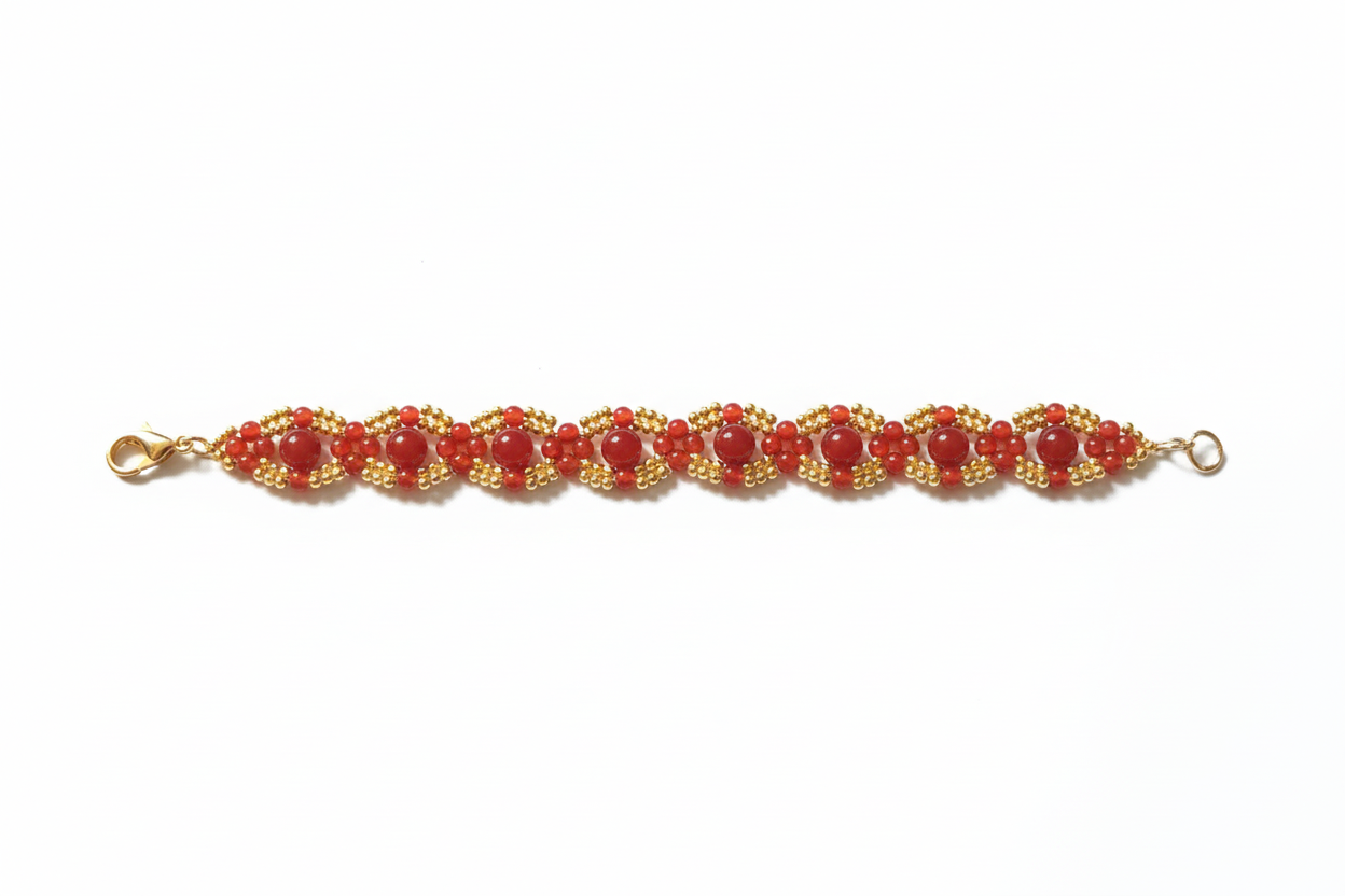 Bracciale corniola steso sfondo bianco