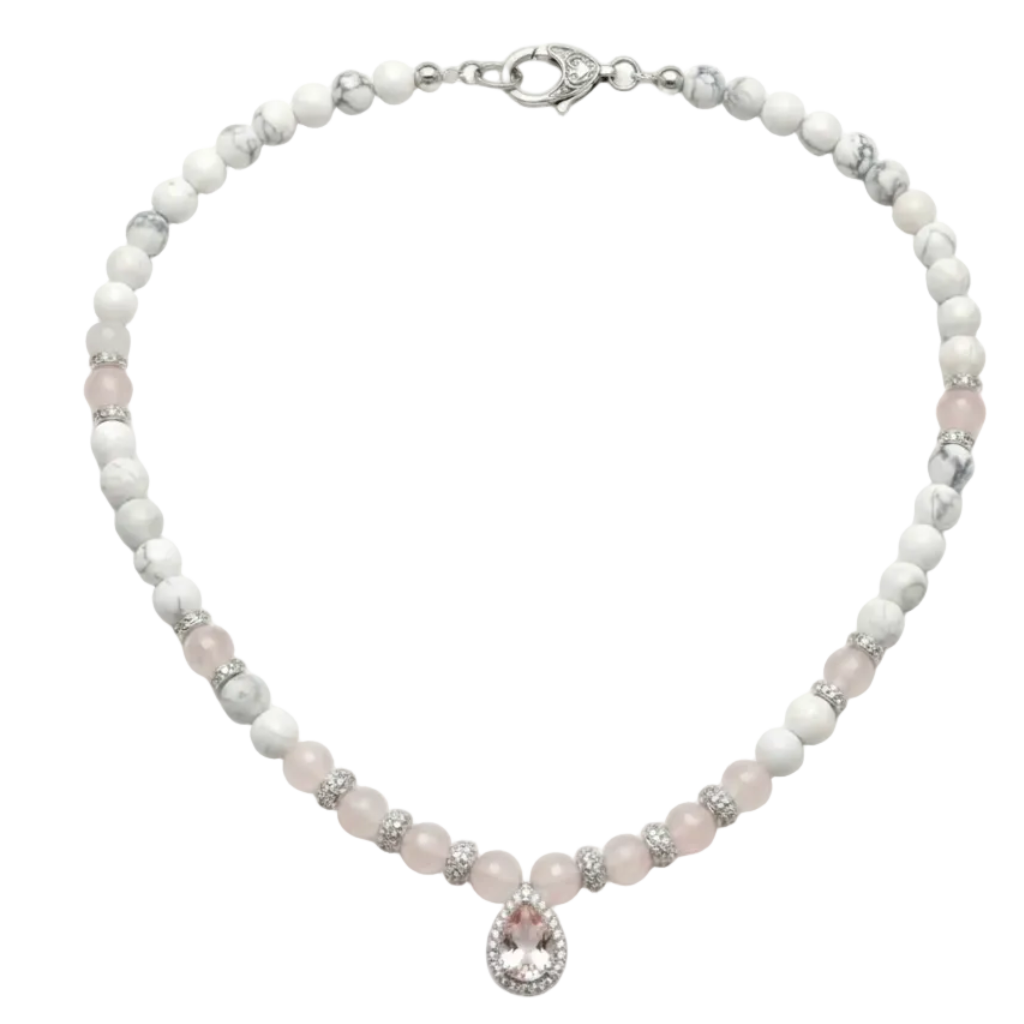 Collana sfondo bianco