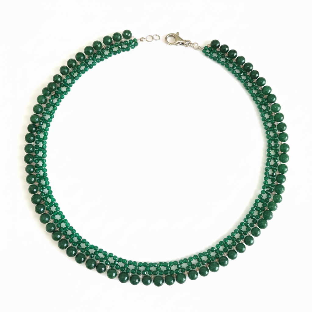 Collana verde singola sfondo bianco