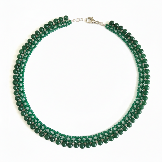 Collana verde singola sfondo bianco