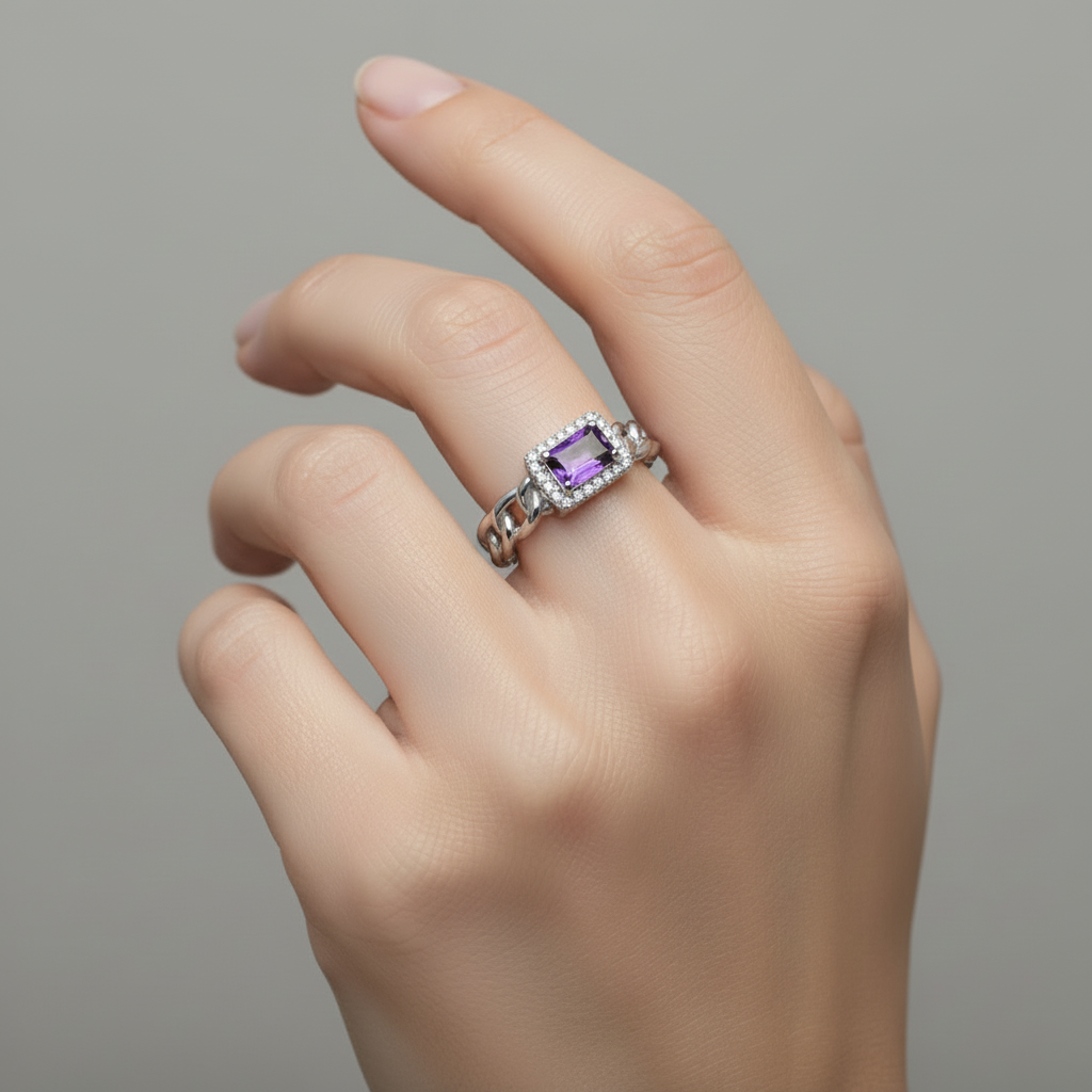 Anello con ametista indossato su mano elegante