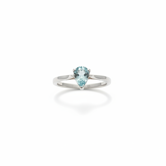Anello in argento 925 con acquamarina su sfondo bianco