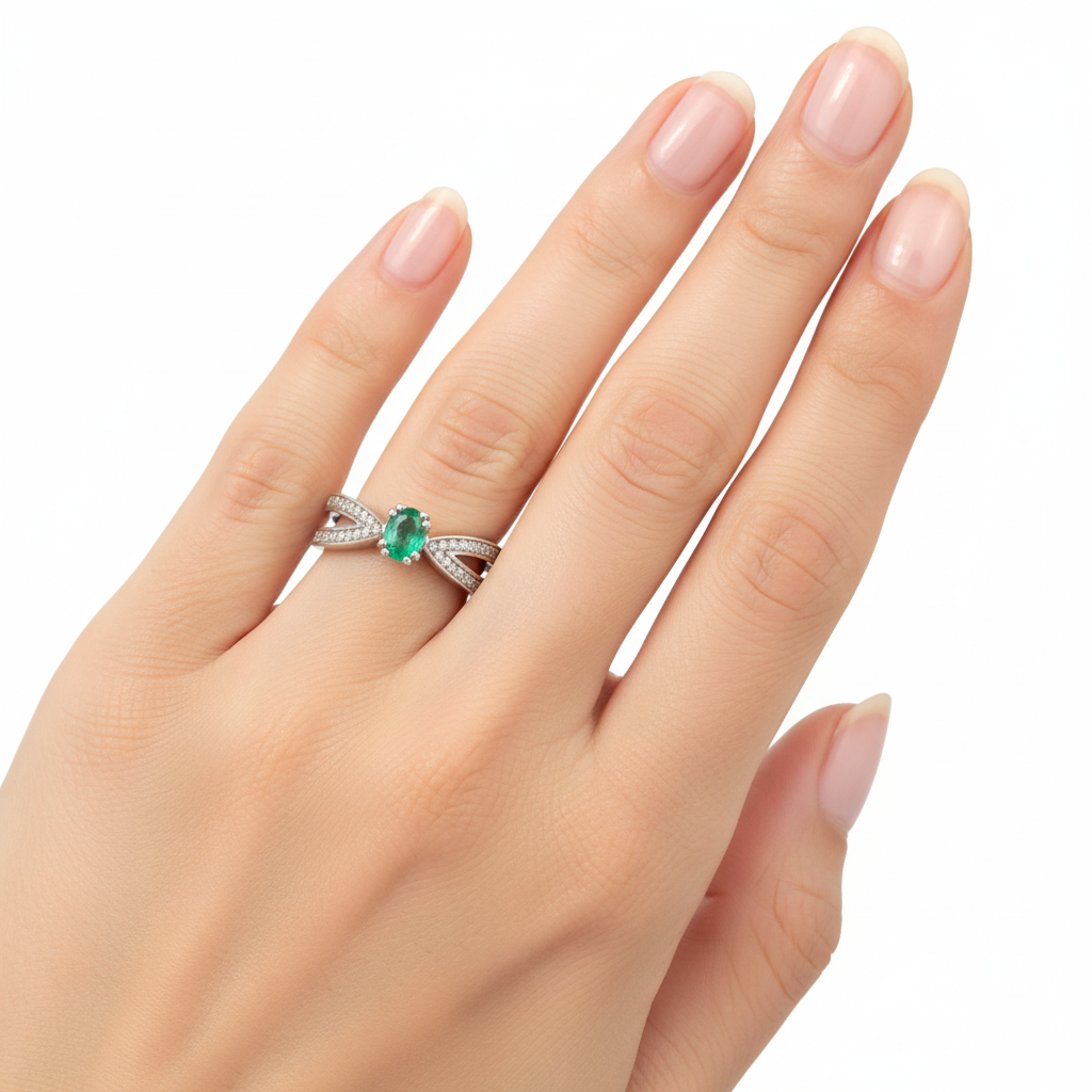 Anello con smeraldo indossato