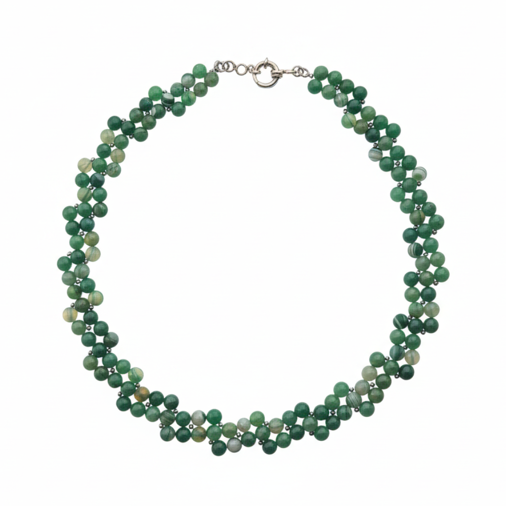 Collana agata verde striata sfondo bianco