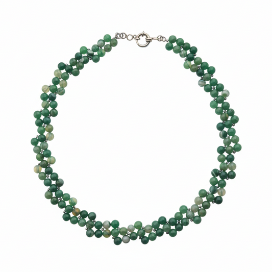Collana agata verde striata sfondo bianco