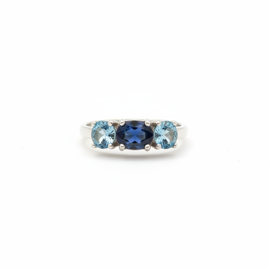 Anello in argento 925 con zaffiro blu e topazi vista laterale