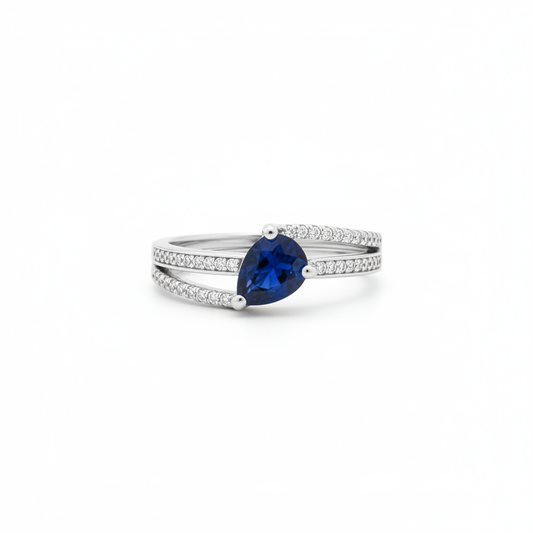 Anello in Argento 925 con Zaffiro a Taglio Goccia e Pavé di Zirconi - Vista Frontale