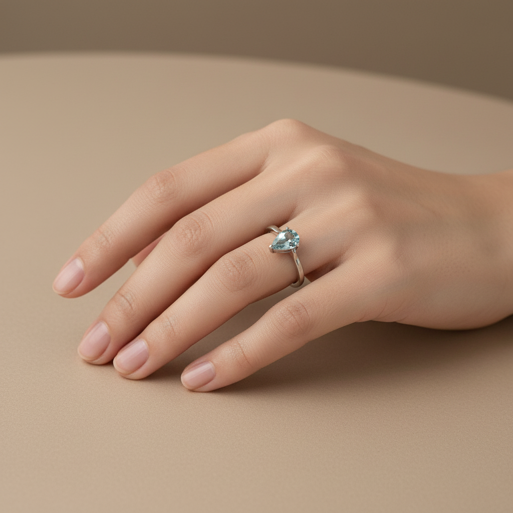 Anello con acquamarina indossato - lifestyle