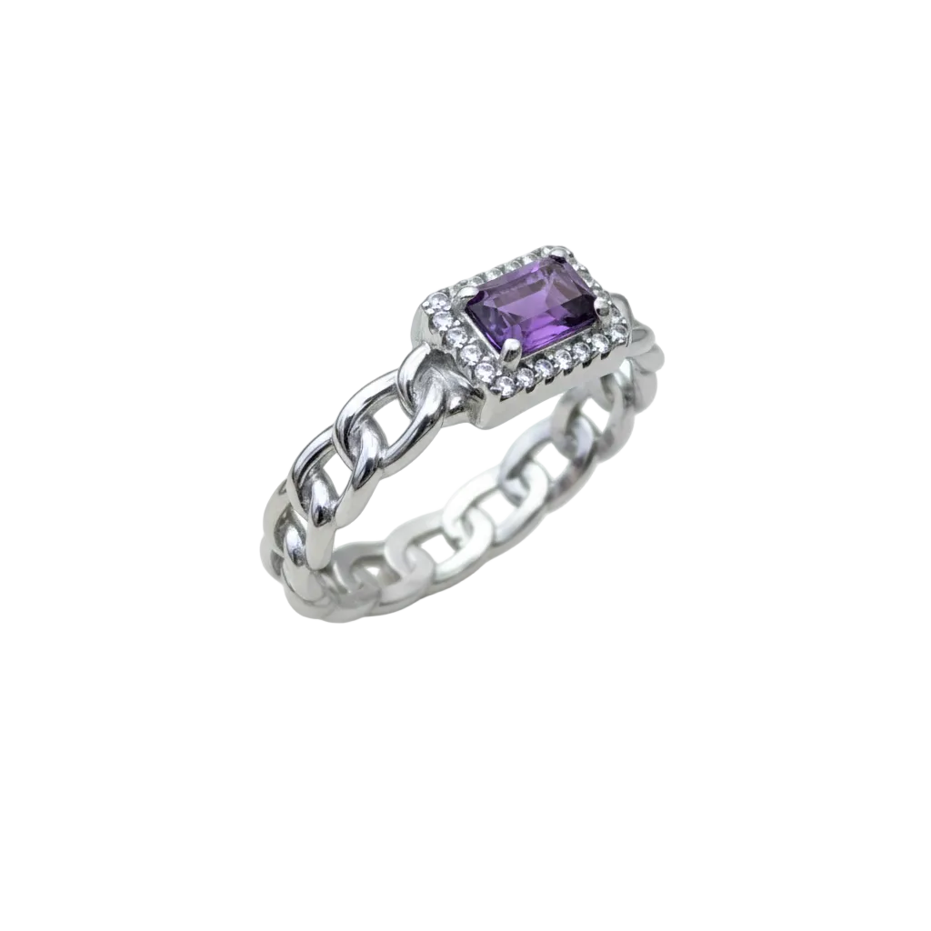 Anello con ametista viola solo su sfondo bianco
