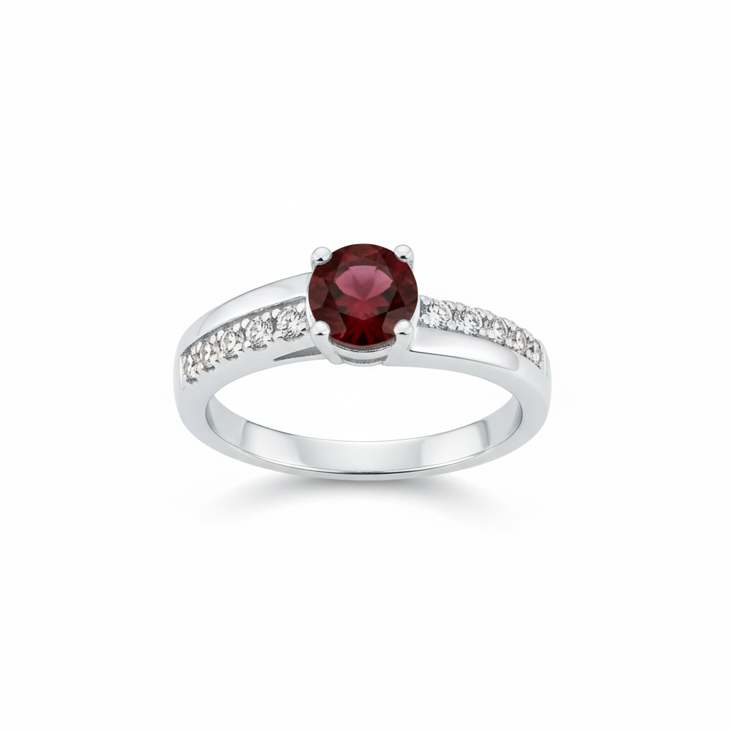 Anello in argento 925 con granato su sfondo bianco