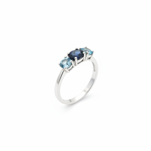 Anello in argento 925 con zaffiro blu e topazi vista tre quarti