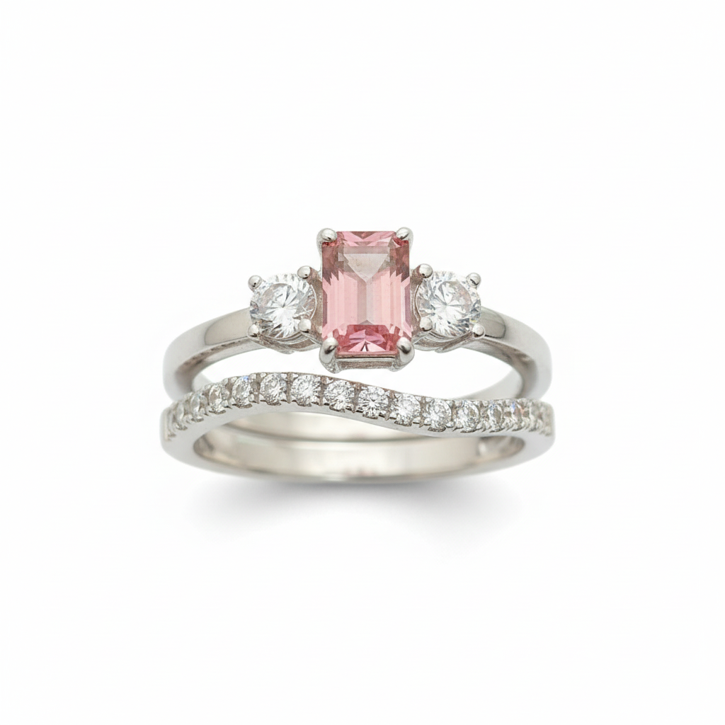 Anello in argento 925 con tormalina rosa su sfondo bianco