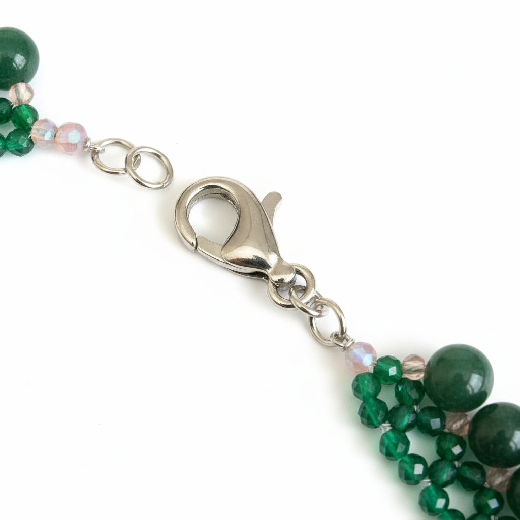 Primo piano chiusura collana avventurina verde