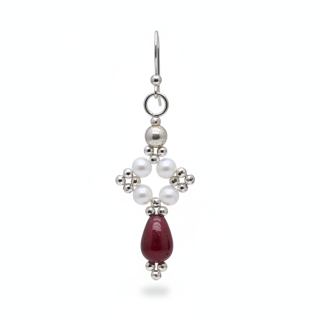 Primo piano orecchino granato perle argento 925