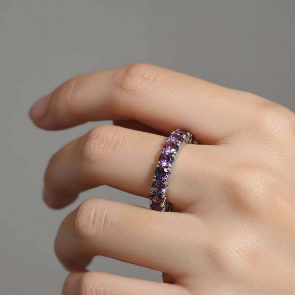 Veretta con ametiste viola scuro lifestyle